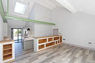 Flats above shops, East Putney - View 4