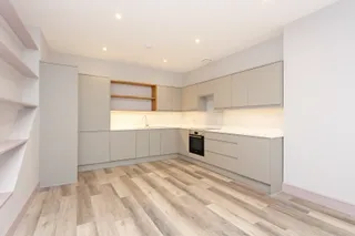 Flats above shops, East Putney - View 8