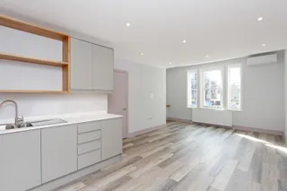 Flats above shops, East Putney - View 9